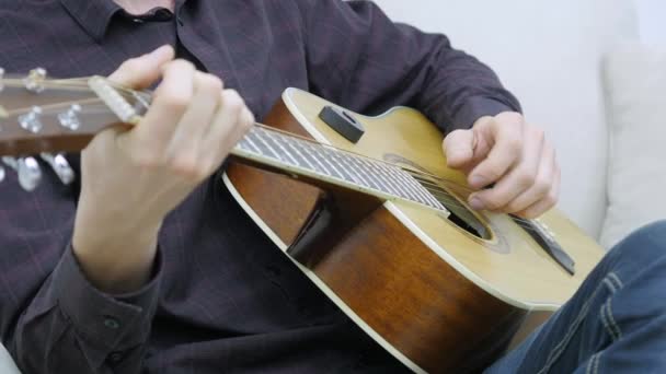 Close-up van een mans handen spelen een gitaar — Stockvideo