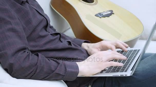 Primer plano de las manos masculinas usando el ordenador portátil — Vídeos de Stock