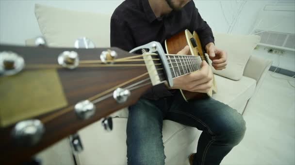 Close-up van een mans handen spelen een gitaar — Stockvideo