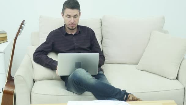 Nahaufnahme eines Mannes mit Laptop — Stockvideo