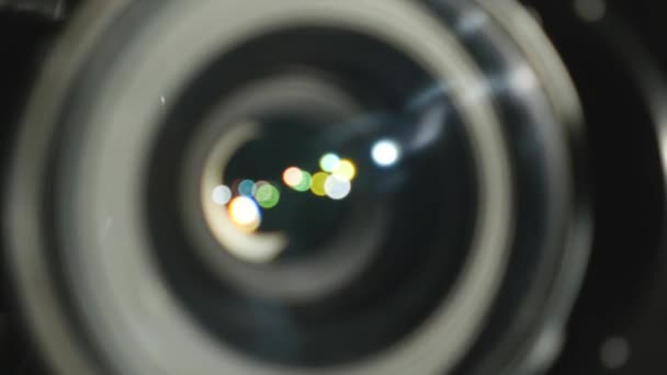 Lente de cámara de vídeo, mostrando zoom y deslumbramiento, vueltas, primer plano — Vídeo de stock