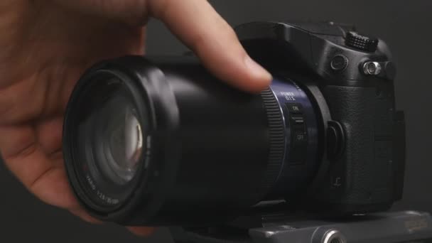 De veranderende lens van de fotograaf op camera — Stockvideo