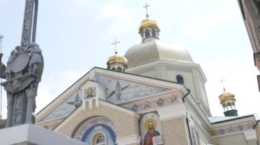 Bir arka plan parlak mavi gökyüzünün güzel Ortodoks Kilisesi