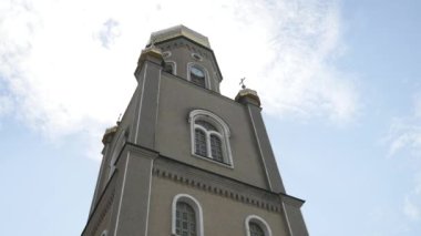 Bir arka plan parlak mavi gökyüzünün güzel Ortodoks Kilisesi