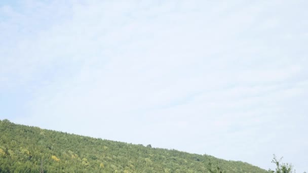 Lindo landskape com colinas. Céu azul fundo — Vídeo de Stock