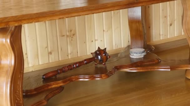 Ξύλινο ρόπαλο στο ξύλινο τραπέζι. σουβενίρ — Αρχείο Βίντεο