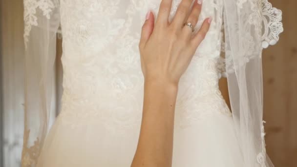 Mladý roztomilý šťastnou nevěstu dotýkat její svatební šaty — Stock video