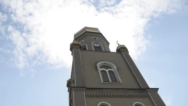 Bella chiesa ortodossa su uno sfondo di cielo blu brillante — Video Stock