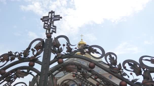 Schöne orthodoxe Kirche vor strahlend blauem Himmel — Stockvideo