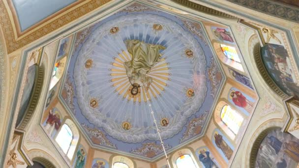 Панорамирование потолка православного собора — стоковое видео
