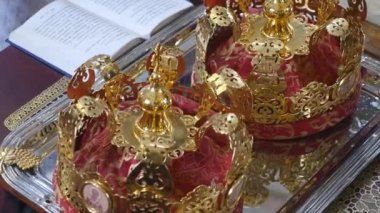 Düğün töreni için kilise öznitelikleri. Altın kron sunak üzerinde vardır. Rahip öznitelikleri. Kilisenin iç