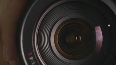 Kamera lens diyaframı açın ve kapatın. Makro çekim açık görünümü