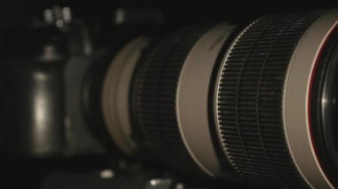 Siyah arka plan üzerine izole dijital SLR dijital fotoğraf makinesi
