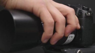 Fotoğrafçı değişen lens kamera üzerinde