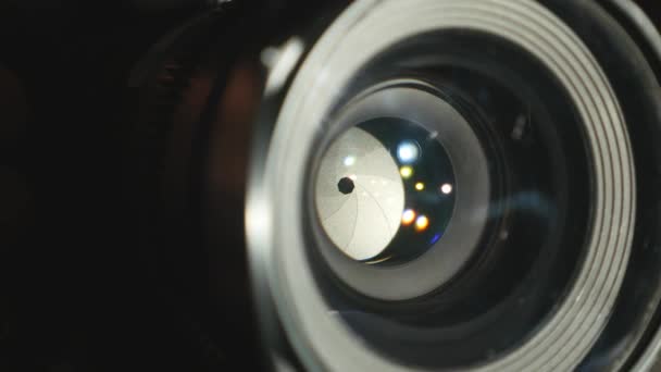 Video cameralens, zoom en schittering, bochten, close-up — Stockvideo