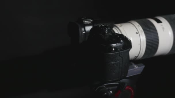 Dslr 디지털 카메라 검은 배경에 고립 — 비디오