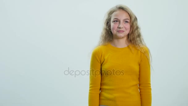 Portret zbliżenie piękna dziewczyna, śmiejąc się i patrząc w kamerę. Nastolatek Pokaż emocje — Wideo stockowe