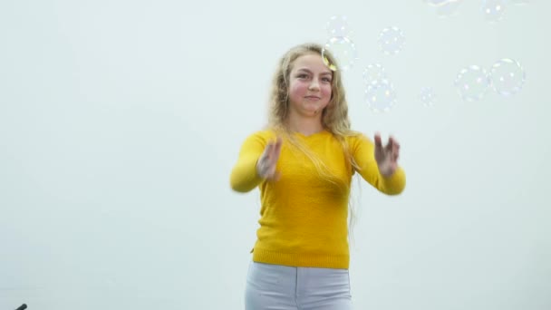 Mädchen spielt mit Seifenblasen — Stockvideo