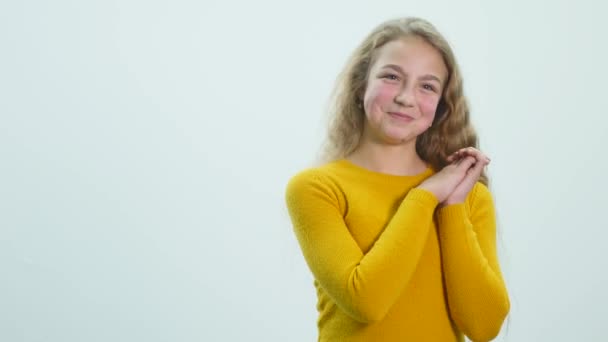 Gros plan portrait de belle fille riant et regardant dans la caméra. Adolescent montrer des émotions — Video