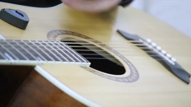 Yakın çekim, bir adamın elinde bir gitar çalmak — Stok video