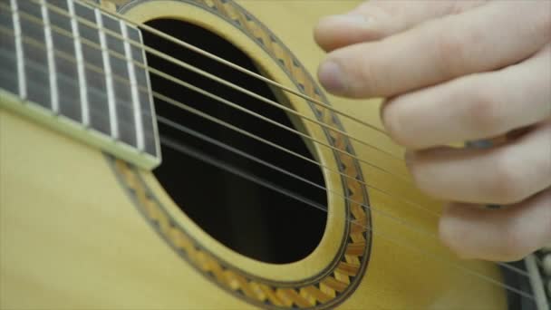 Close-up of a mans hands playing a guitar — Stock Video