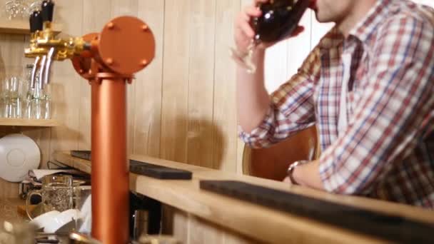 若い男の背後にあるバーでビールを飲むカウンター。選択と集中 — ストック動画