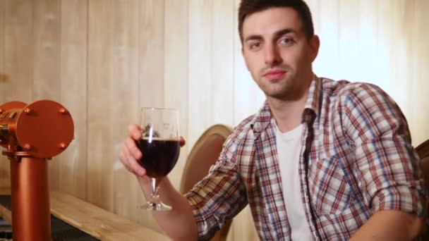 Ung man drycker öl bakom en bar counter. Selektivt fokus — Stockvideo