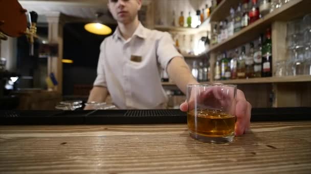 Close-up, handen de barman gegoten en whisky in de bar geserveerd — Stockvideo