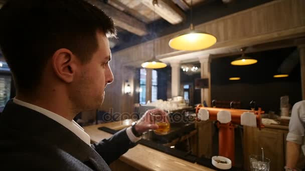 Красивий молодий чоловік сіє напій у барі. Концепція стилю — стокове відео