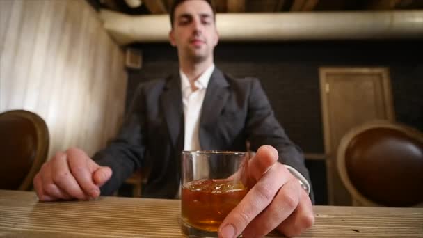 Όμορφος νεαρός άνδρας, πίνοντας ποτό σε ένα μπαρ. Έννοια του τρόπου ζωής — Αρχείο Βίντεο