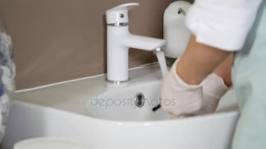 Güzellik uzmanı kase sonra maske temizler.