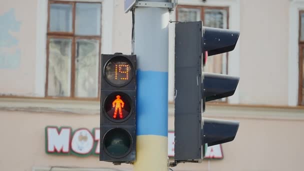 14.11.2017 Chernivtsi, Ucrania - primer plano de un semáforo, con los números de cuenta atrás y un hombre corriendo — Vídeos de Stock