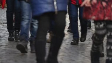 14.11.2017 Chernivtsi, Ukrayna - in, ufuk insanlar Şehir Meydanı'na kadar yürüyen bulanık vurdu