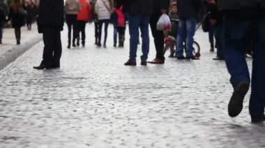 14.11.2017 Chernivtsi, Ukrayna - in, ufuk insanlar Şehir Meydanı'na kadar yürüyen bulanık vurdu