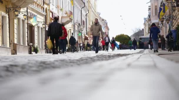 14.11.2017 チェルニウツィー, ウクライナ - ショットのぼやけ、町の広場を歩いて多重人 — ストック動画