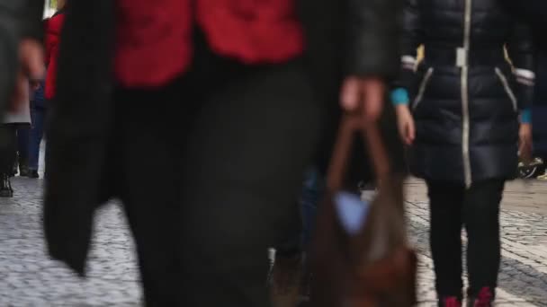 14.11.2017 チェルニウツィー, ウクライナ - ショットのぼやけ、町の広場を歩いて多重人 — ストック動画