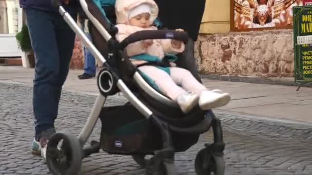 14.11.2017 Tchernivtsi, Ukraine - Prise de vue de personnes floues et déconcentrées marchant sur la place de la ville — Video