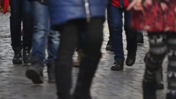 14.11.2017 切尔诺夫茨, 乌克兰-拍摄的模糊, 焦的人走在镇广场 — 图库视频影像