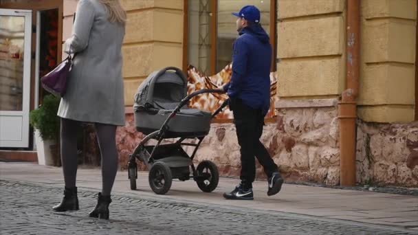 14.11.2017 Chernivtsi, Ucraina - La giovane bella mamma con passeggino cammina per strada — Video Stock