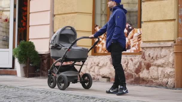 14.11.2017 Chernivtsi, Ucraina - La giovane bella mamma con passeggino cammina per strada — Video Stock