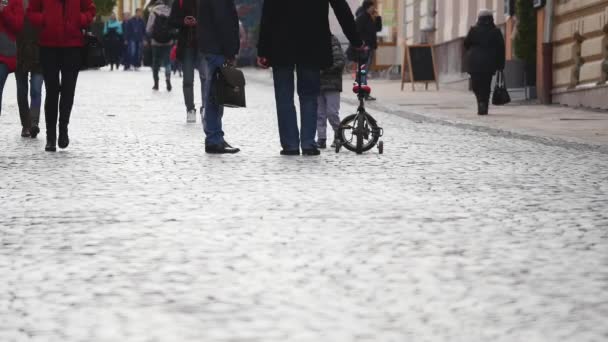 14.11.2017 Czerniowce, Ukraina - strzał z niewyraźne, rozmyte osób przechodzących przez Rynek Staromiejski. czasu lipse — Wideo stockowe