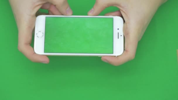 Met behulp van slimme telefoon op groen scherm met diverse handgebaren, horizontaal, close-up - groen scherm — Stockvideo