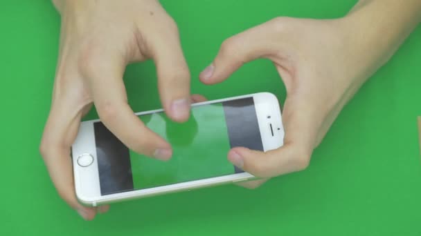 Intelligens telefon használata a zöld képernyő a különböző kézmozdulatok, vízszintesen, közelről - zöld képernyő — Stock videók