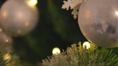 Noel ağacı Noel topları. yakın çekim. seçici odak