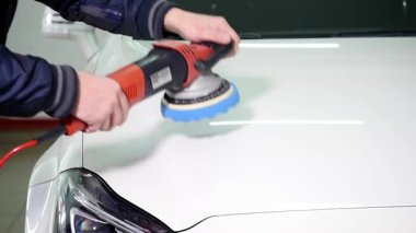 06.12.2017 Chernivtsi, Ukrayna - parlatma fırçası ile beyaz bir araba adam