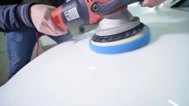 06.12.2017 Chernivtsi, Ukrayna - parlatma fırçası ile beyaz bir araba adam