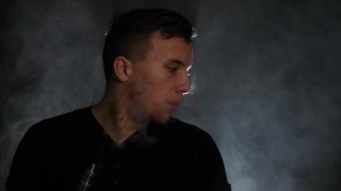 Adam sigara elektronik sigara buhar siyah arka plan üzerine