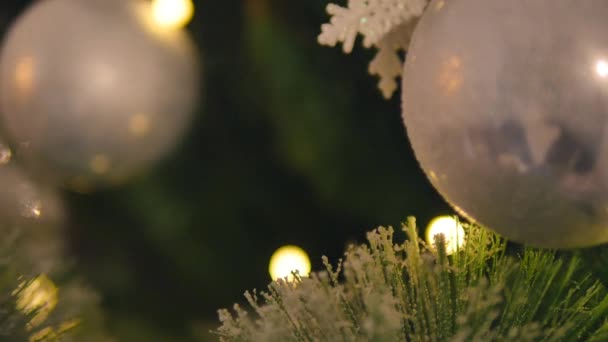 Bolas de Navidad en el árbol de Navidad. De cerca. enfoque selectivo — Vídeos de Stock