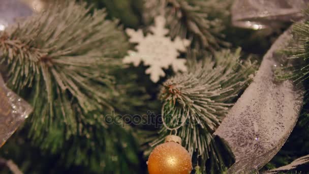 Weihnachtskugeln am Weihnachtsbaum. Nahaufnahme. Selektiver Fokus — Stockvideo