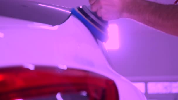 06.12.2017 Chernivtsi, Ucrania - Hombre puliendo un coche blanco con un cepillo — Vídeos de Stock